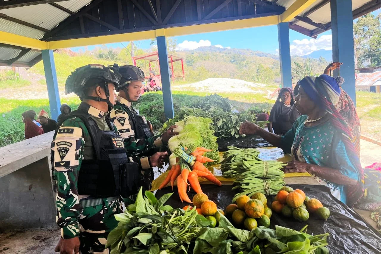 Belanja Sambil Berbagi, Prajurit Satgas Yonif 511/DY Bantu Dongkrak Ekonomi Petani di Lanny Jaya