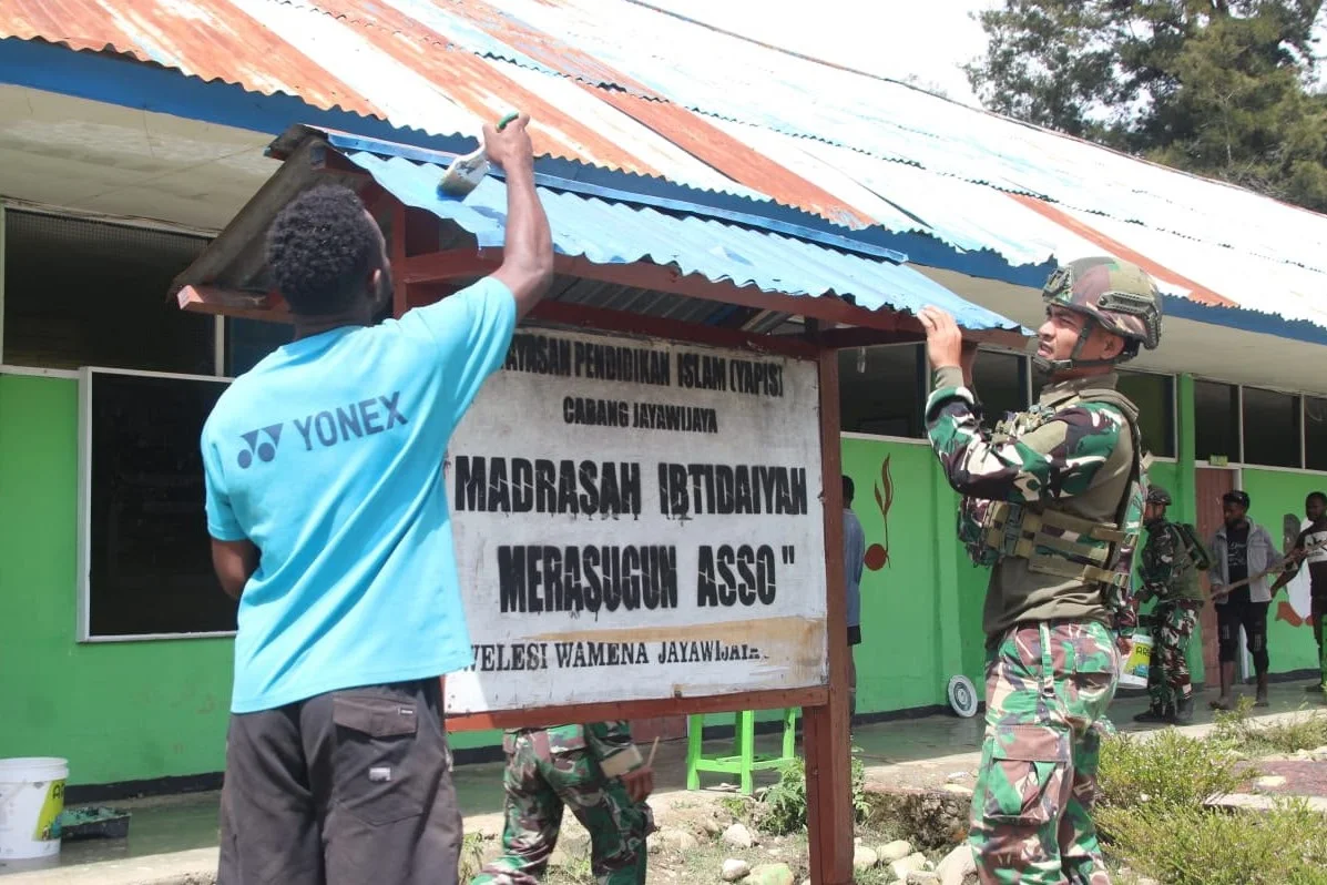 Satgas Yonif 521/DY Renovasi Sekolah, Hadirkan Harapan Baru bagi Generasi Muda Walesi