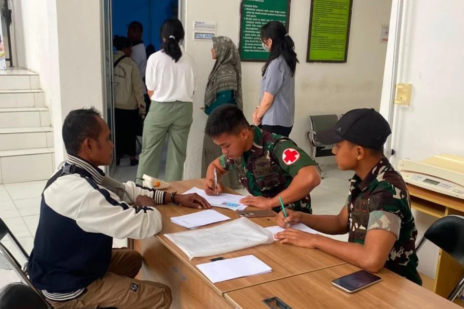 Bersama PERDAMI, Yonif TP 815/WGT Bantu Warga Keerom Tatap Masa Depan Lebih Cerah