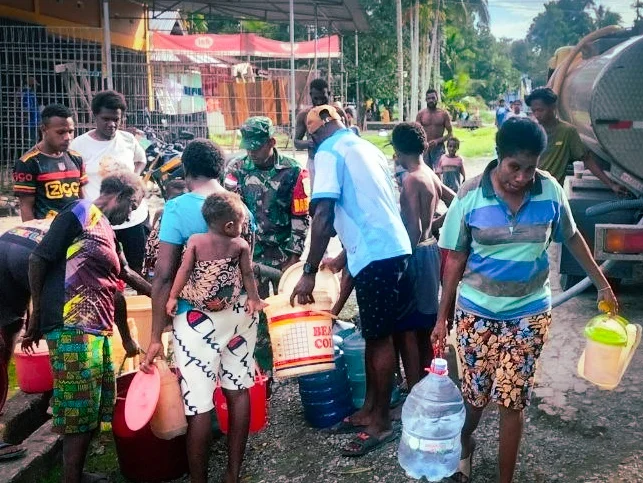 Peduli Kesulitan Rakyat, Koramil 1710-07/Mapurujaya Hadirkan Bantuan Air Bersih bagi Warga Mwuare