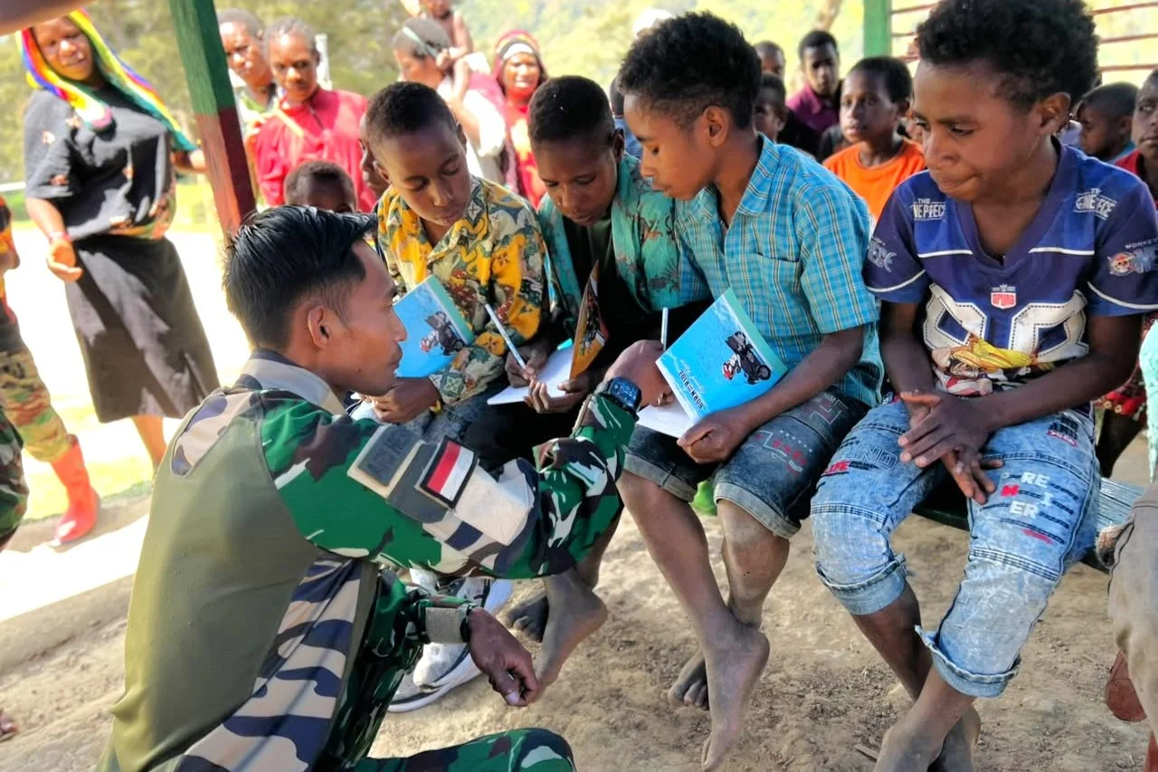 TNI Tumbuhkan Asa Anak Pedalaman Papua Lewat Kelompok Belajar di Kampung Tima