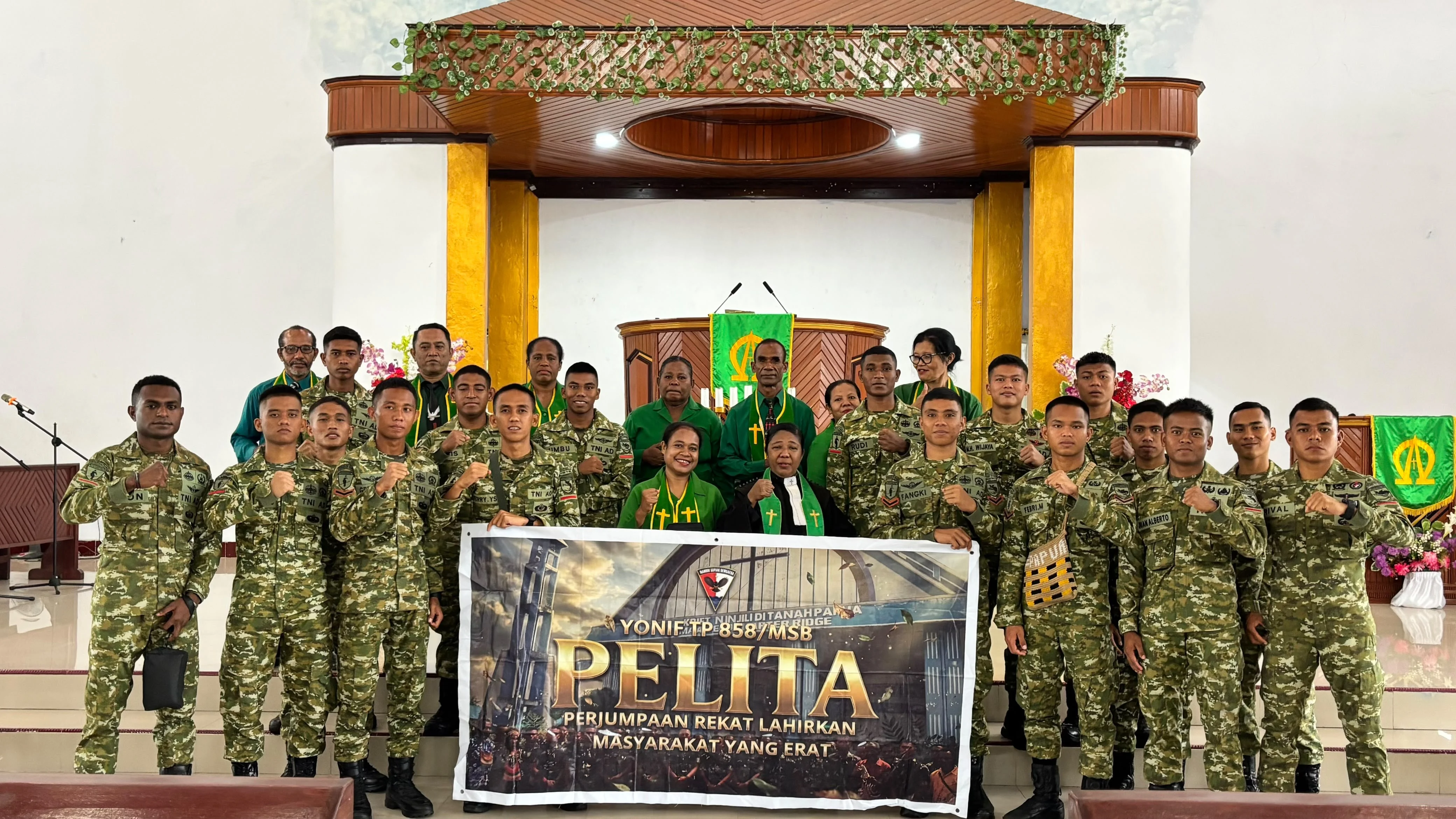 Khidmat dan Penuh Kebersamaan, Prajurit Yonif TP 858/MSB Beribadah Bersama Warga Fakfak