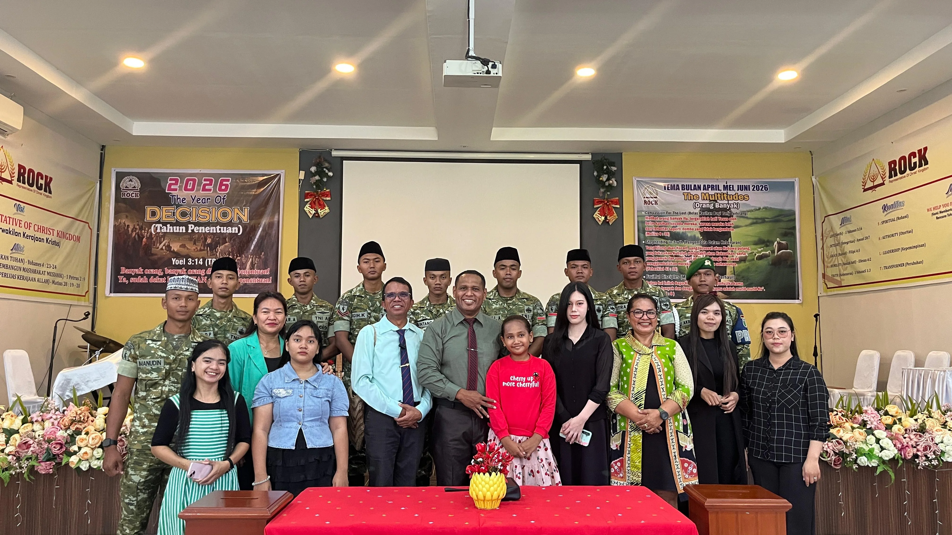Di Tengah Perbedaan, Prajurit Yonif TP 859/RBK Tebar Kasih dan Perkuat Toleransi di Supiori