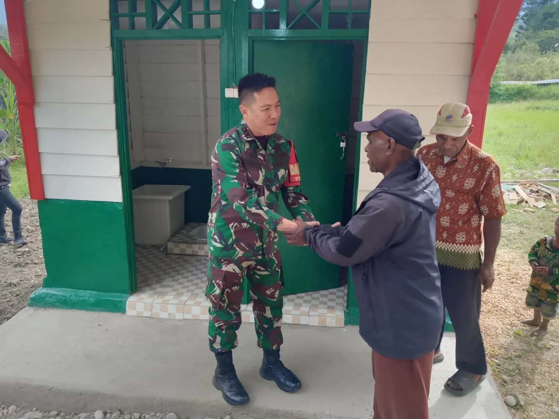 Bangunan Sederhana, Manfaat Besar: Kodim 1702/Jayawijaya Serahkan MCK untuk Jemaat dan Warga Ibele