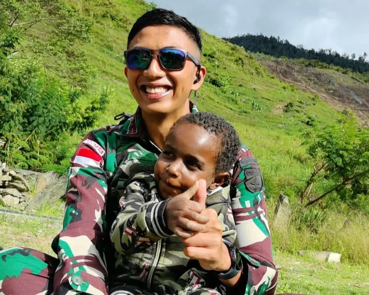 Pererat Silaturahmi dengan Warga Kalome, TNI Hadir Bawa Kepedulian dari Rumah ke Rumah