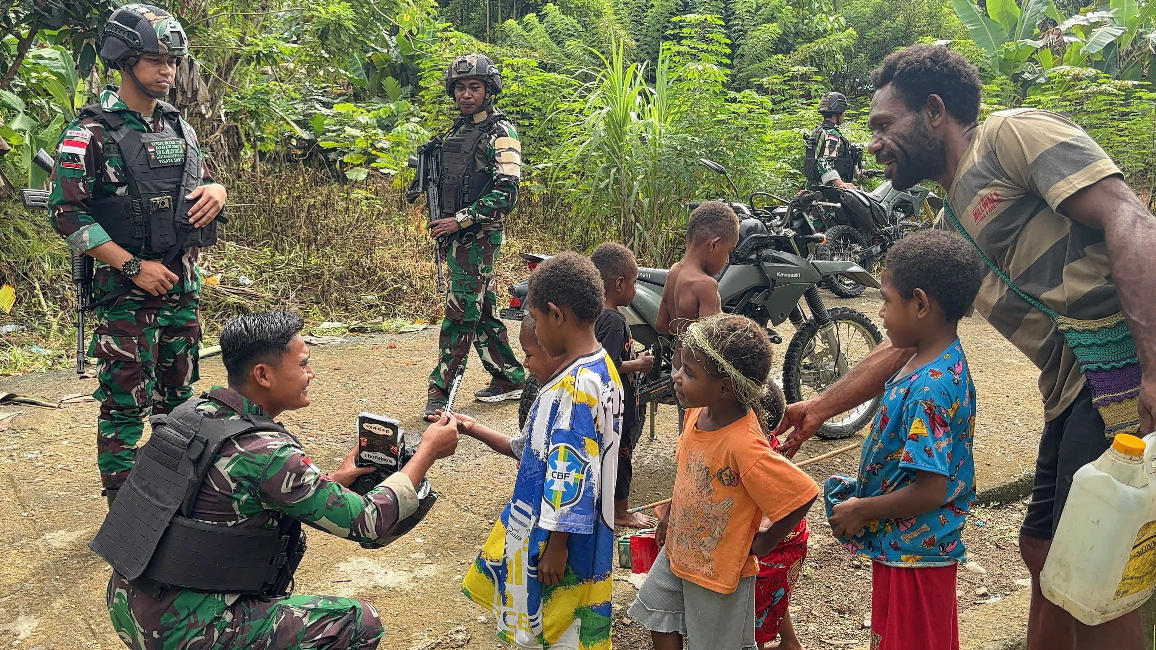 Berbagi Kebahagiaan di Papua, Satgas Yonif 511/DY Sapa Warga dan Anak-Anak Distrik Dabra