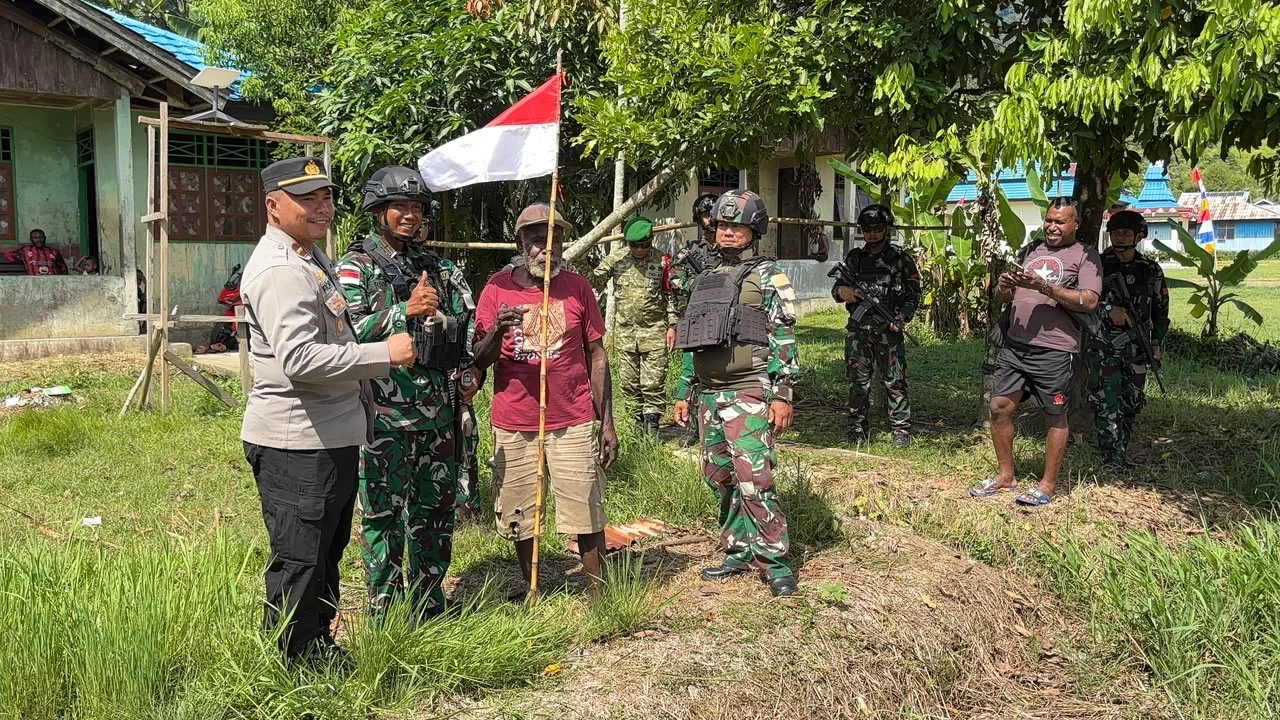 Jelang HUT RI ke-81, Satgas Yonif 511/DY Ajak Warga Dabra Kibarkan Merah Putih