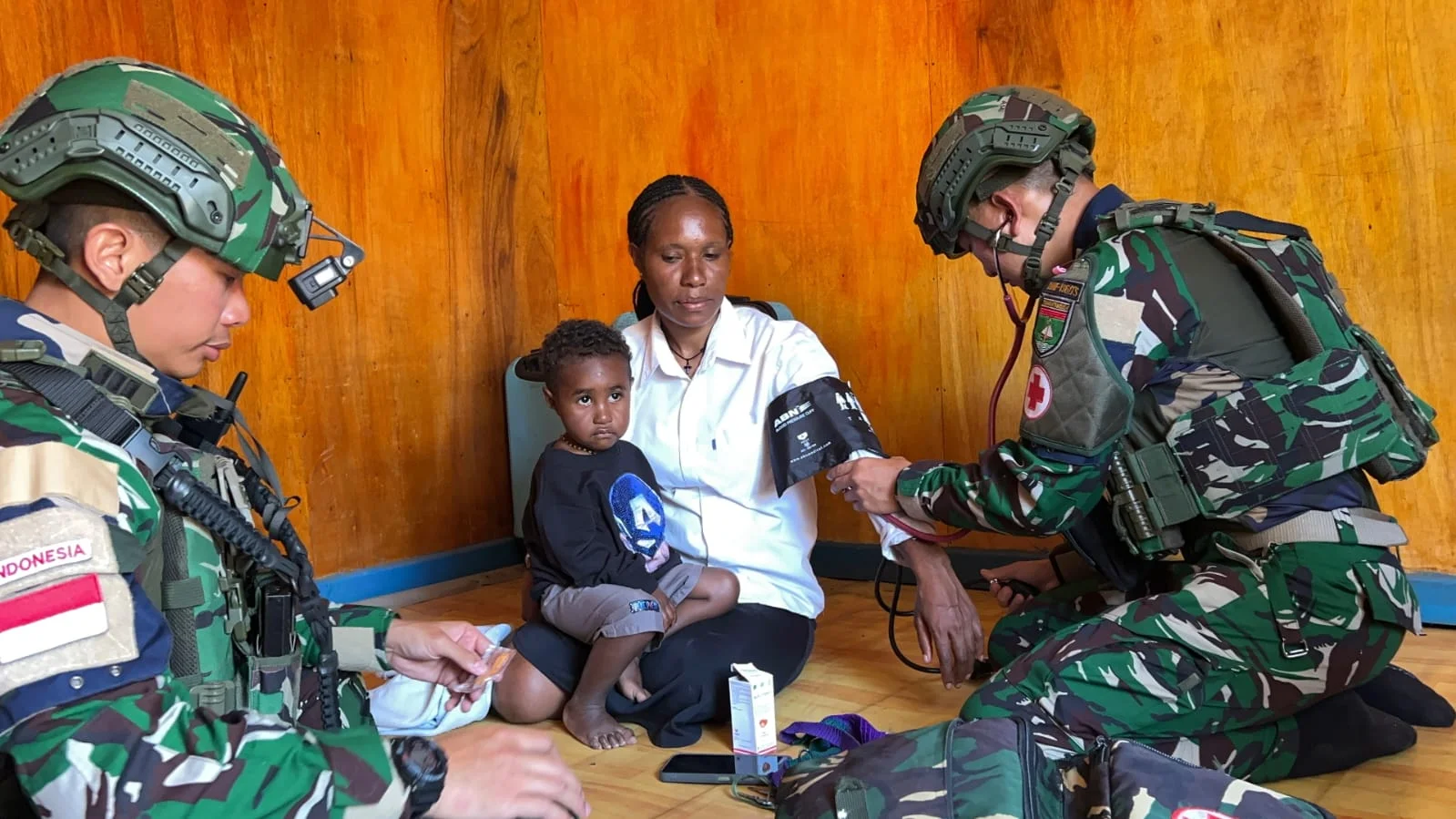 Satgas TNI Berikan Layanan Kesehatan Gratis bagi Warga Kampung Baktis