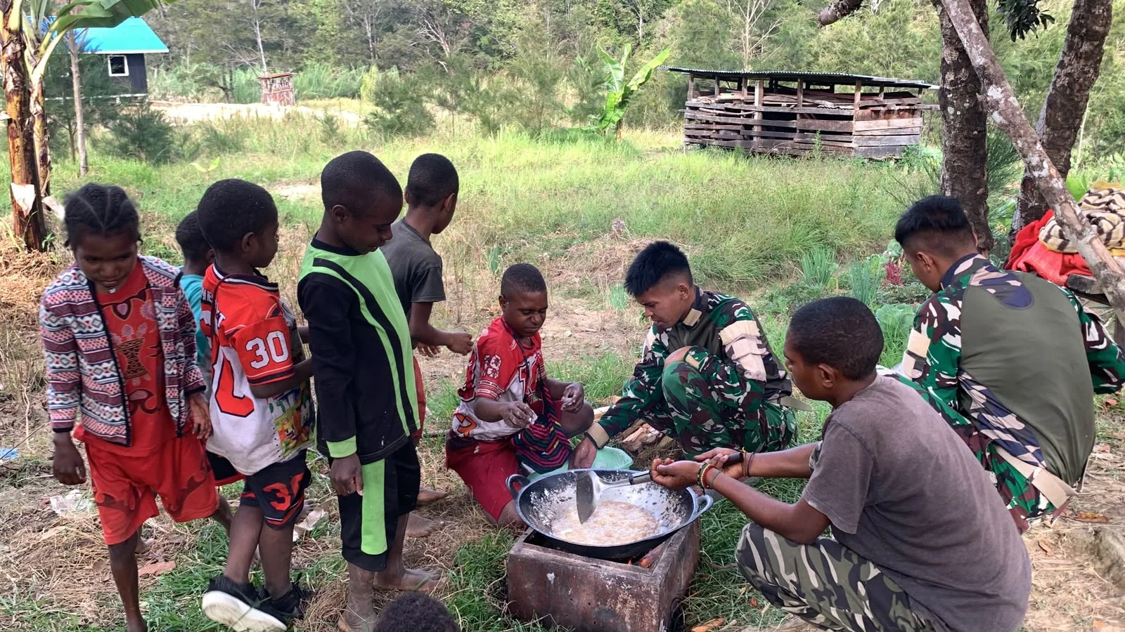 Cireng Jadi Media Belajar, TNI Bangun Kreativitas dan Kebersamaan Anak Papua