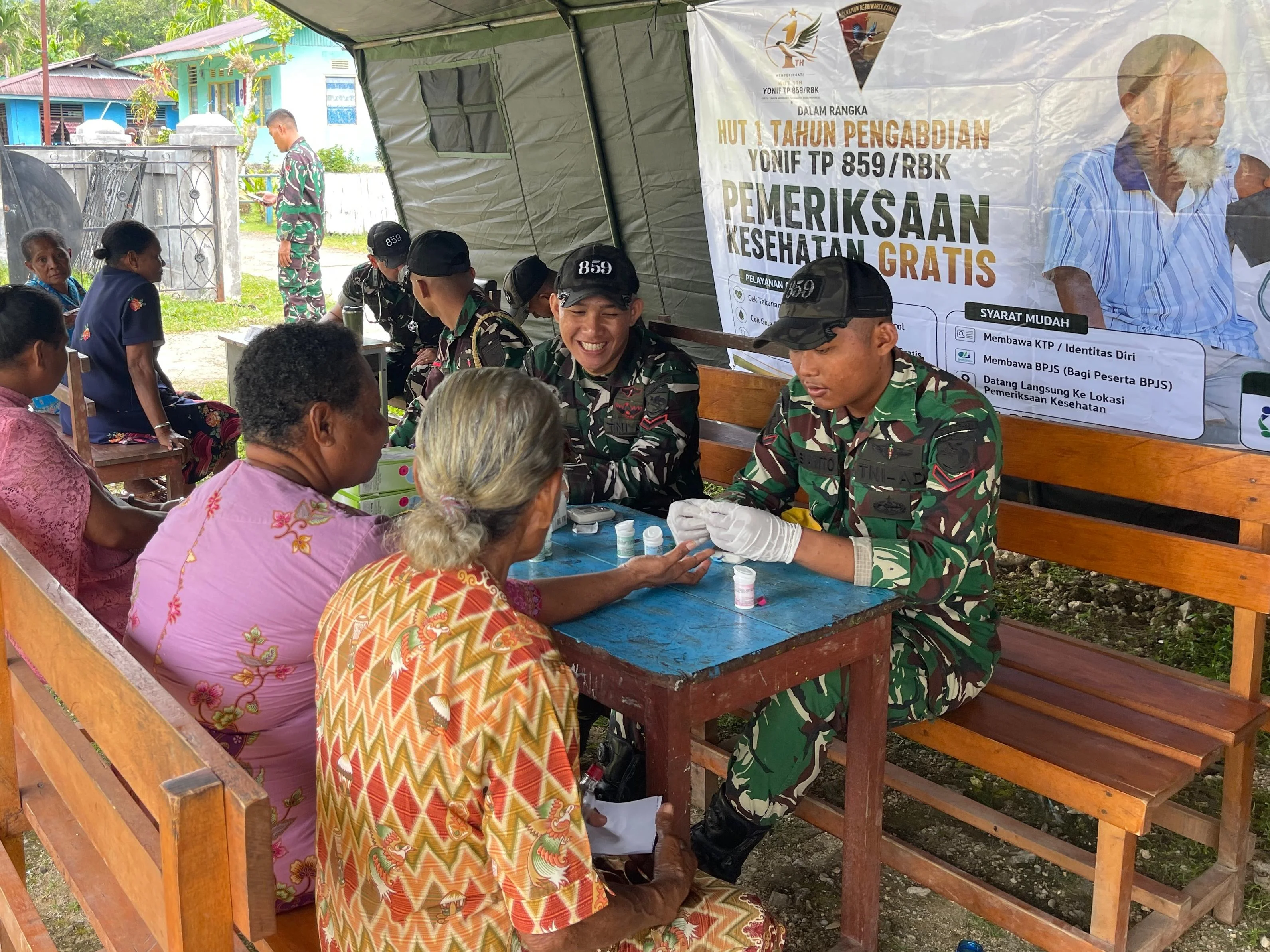 Pengobatan Gratis HUT Ke-1 Yonif TP 859/RBK Layani Warga Supiori, Wujud Nyata Kepedulian TNI AD