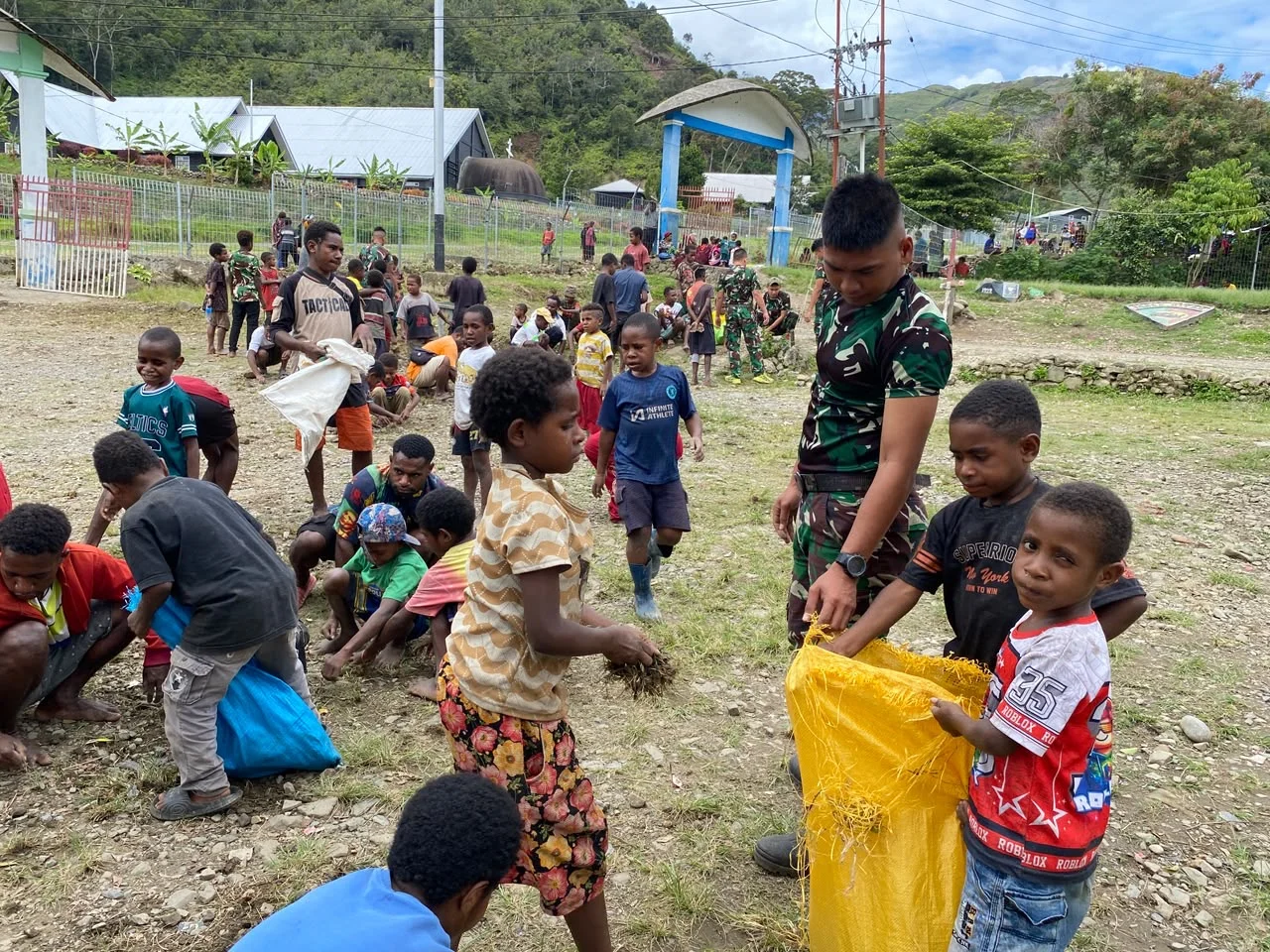 Perkuat Kemanunggalan TNI dan Rakyat, Satgas Yonif 511/DY Gelar Karya Bakti di Kanggime