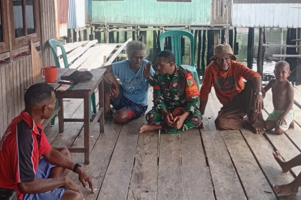 Babinsa Ansus Pererat Silaturahmi dengan Warga, Hadirkan Rasa Aman dari Rumah ke Rumah