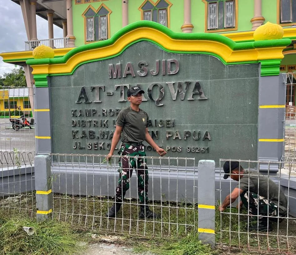 Perkuat Kemanunggalan TNI dan Rakyat, TNI Bersihkan Masjid At-Taqwa Waropen