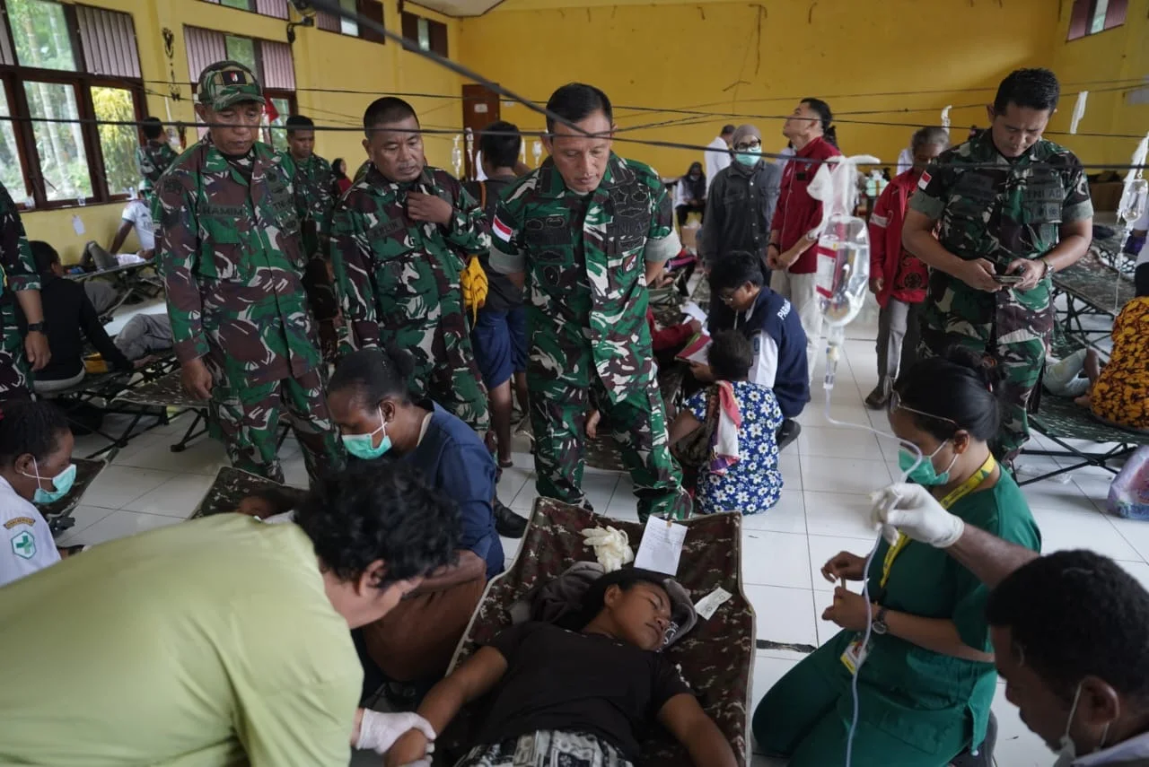 Kasdam XVII/Cenderawasih Tinjau Langsung Korban Dugaan Keracunan MBG, Pastikan Penanganan Berjalan Optimal