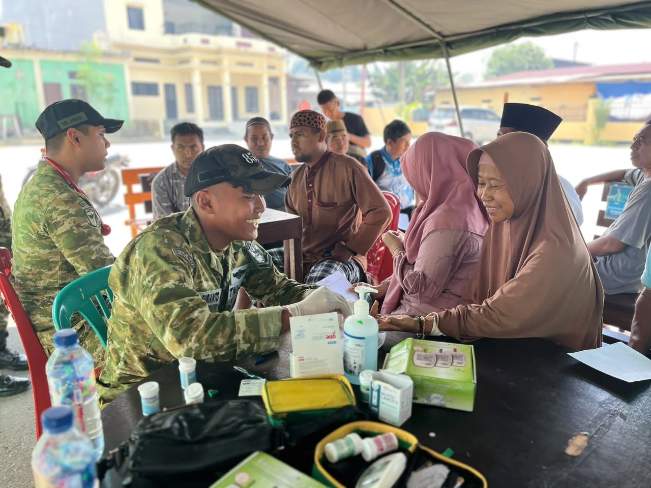 Wujud Kepedulian TNI, Yonif TP 859/RBK Gelar Pengobatan Gratis bagi Masyarakat Supiori