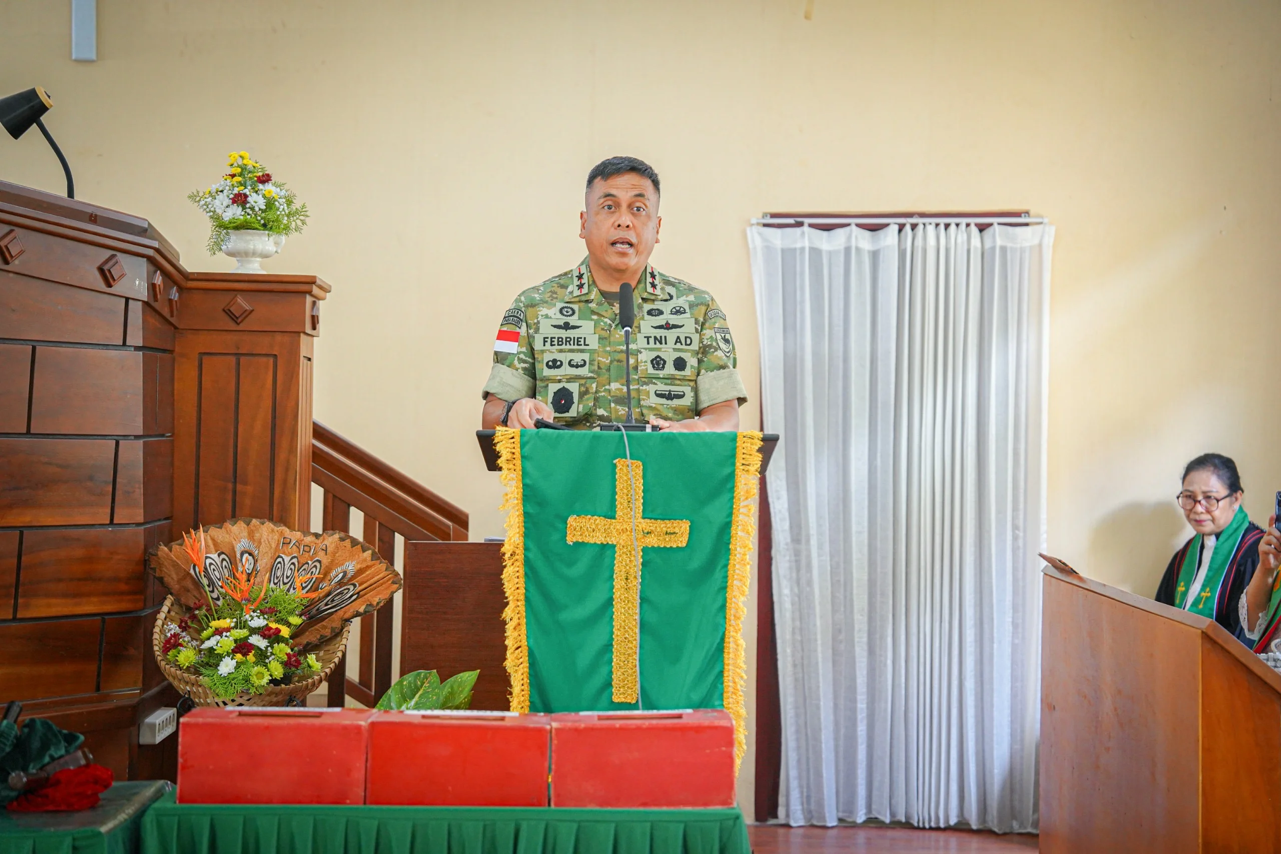 Safari Ibadah di GKI El-Eyon, Pangdam Cenderawasih Ajak Jemaat Jadi Pribadi yang Bermanfaat
