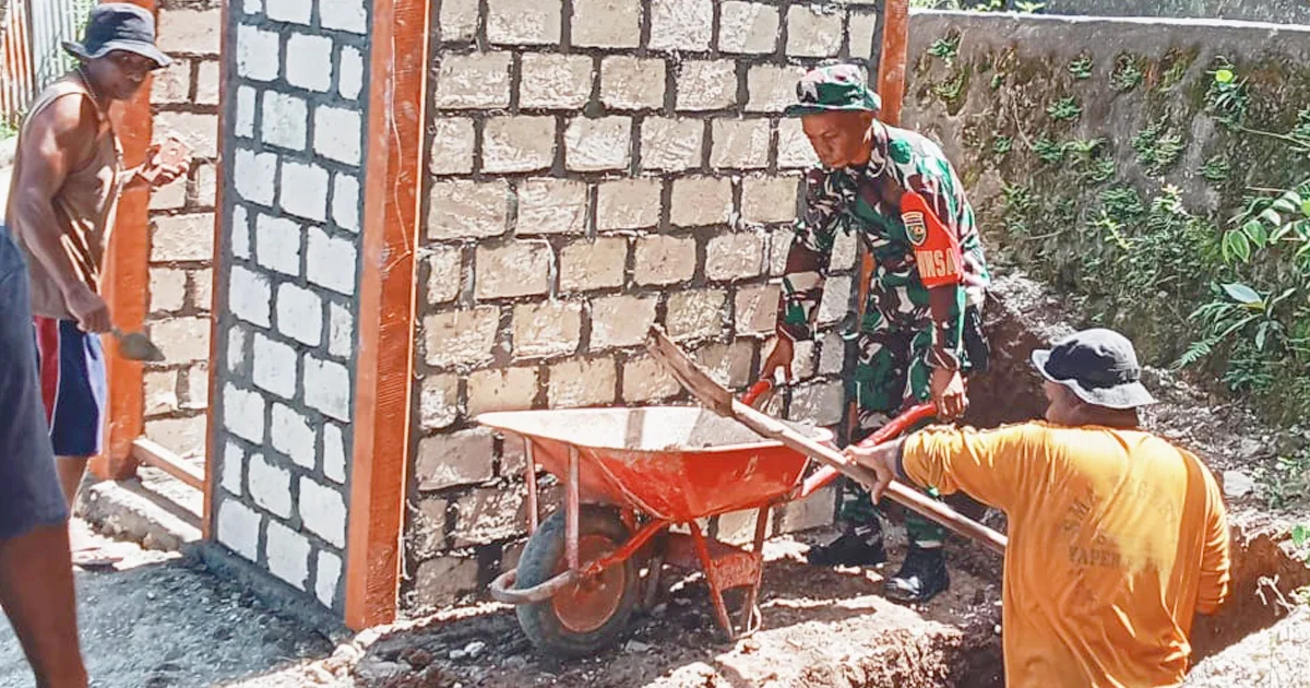 Semangat Gotong Royong, Babinsa Koramil 1709-01/Serui Hadir Bangun Sarana Sanitasi Warga