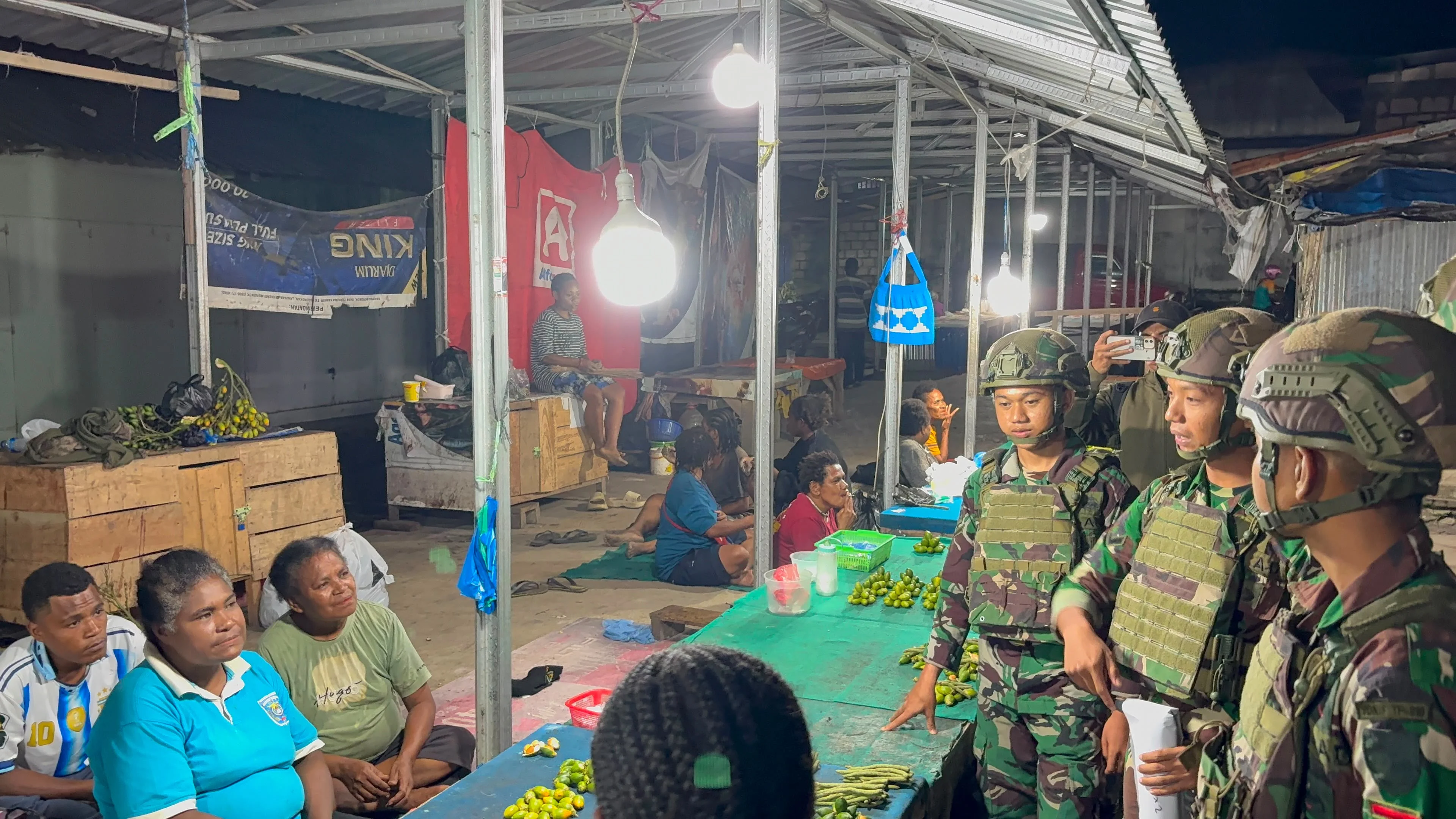 Patroli Malam TNI Hadirkan Rasa Aman di Doyo Baru