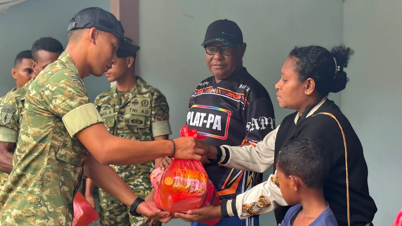 Perkuat Kedekatan dengan Masyarakat, Personel TNI Gelar Aksi Peduli di Biak Kota