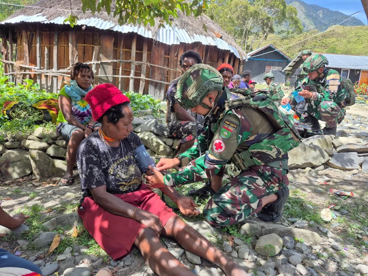 Mengabdi dengan Tulus, Satgas Yonif 136/TS Hadirkan Pelayanan Kesehatan bagi Masyarakat Papua