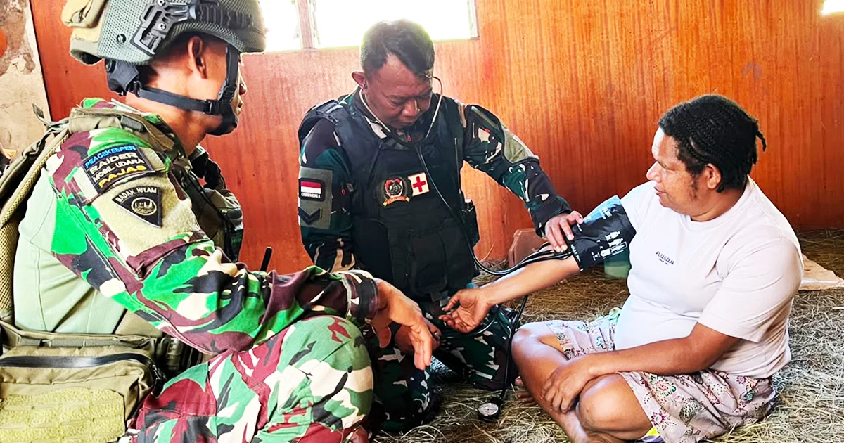 TNI Komitmen Layani Masyarakat, Warga Wenam Terima Pemeriksaan dan Obat Gratis