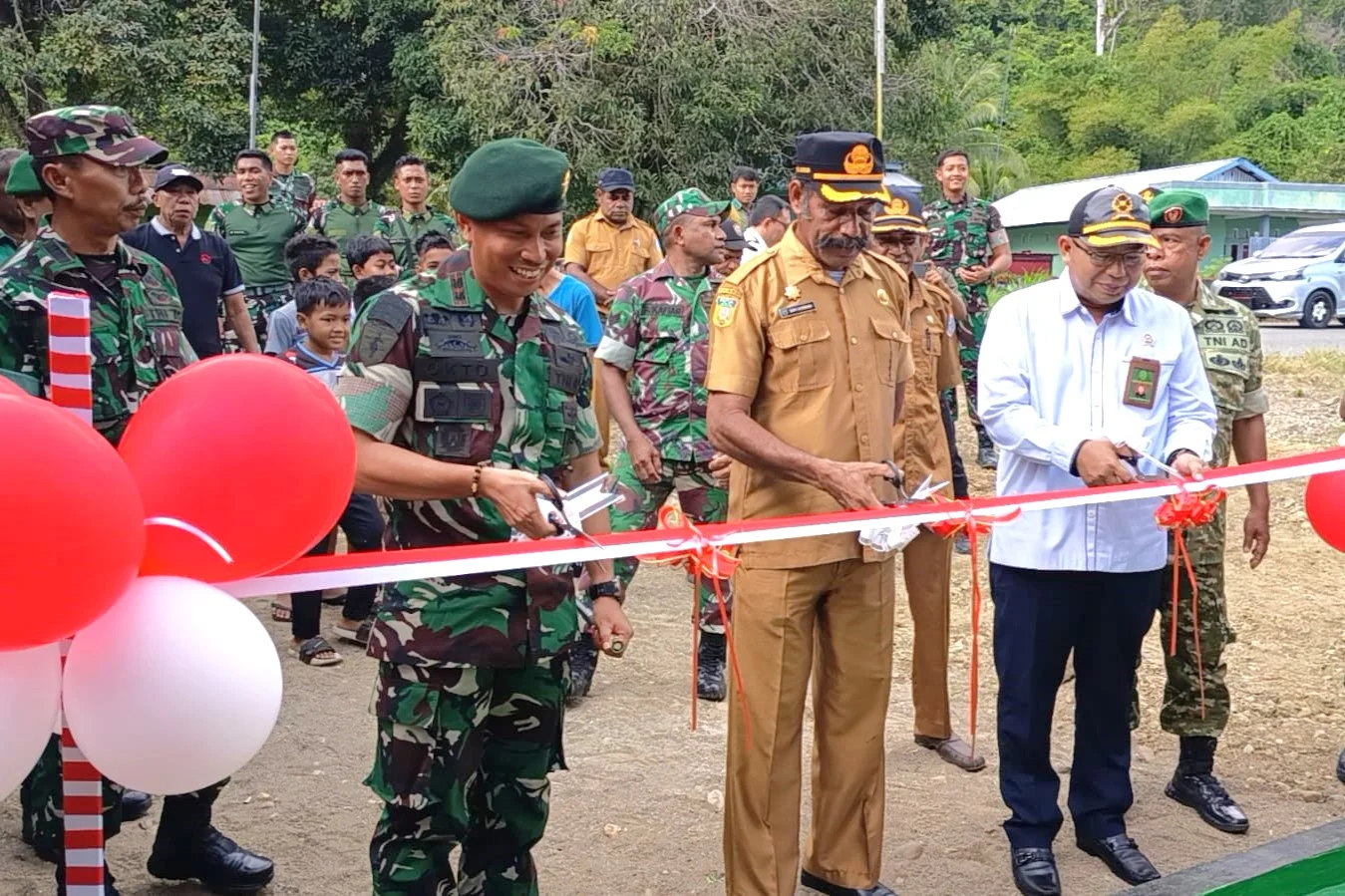 Air Bersih Mengalir, Yonif TP 804/DBAY Wujudkan Impian Warga Kampung Waharia