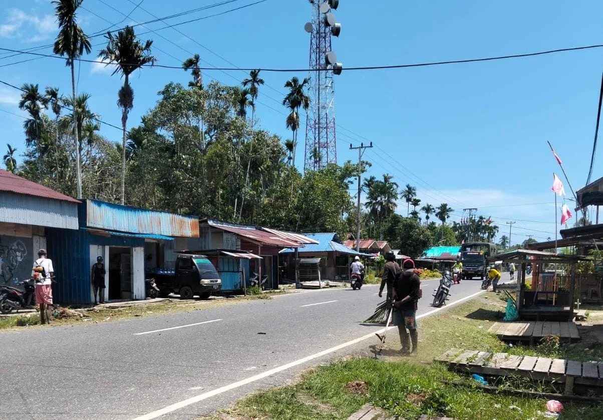 Babinsa dan Pemuda Kampung Paradoi Gotong Royong Bersihkan Bahu Jalan, Wujudkan Lingkungan Bersih dan Aman