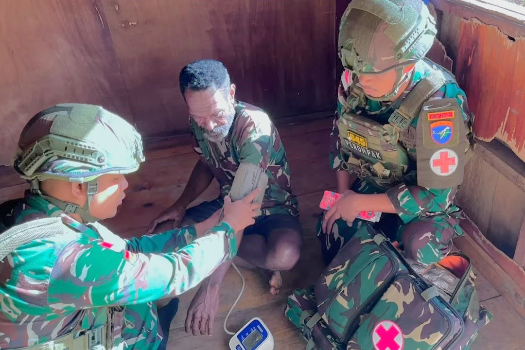 Satgas TNI dan Puskesmas Apalapsili Berikan Layanan Kesehatan Keliling untuk Warga Yalimo