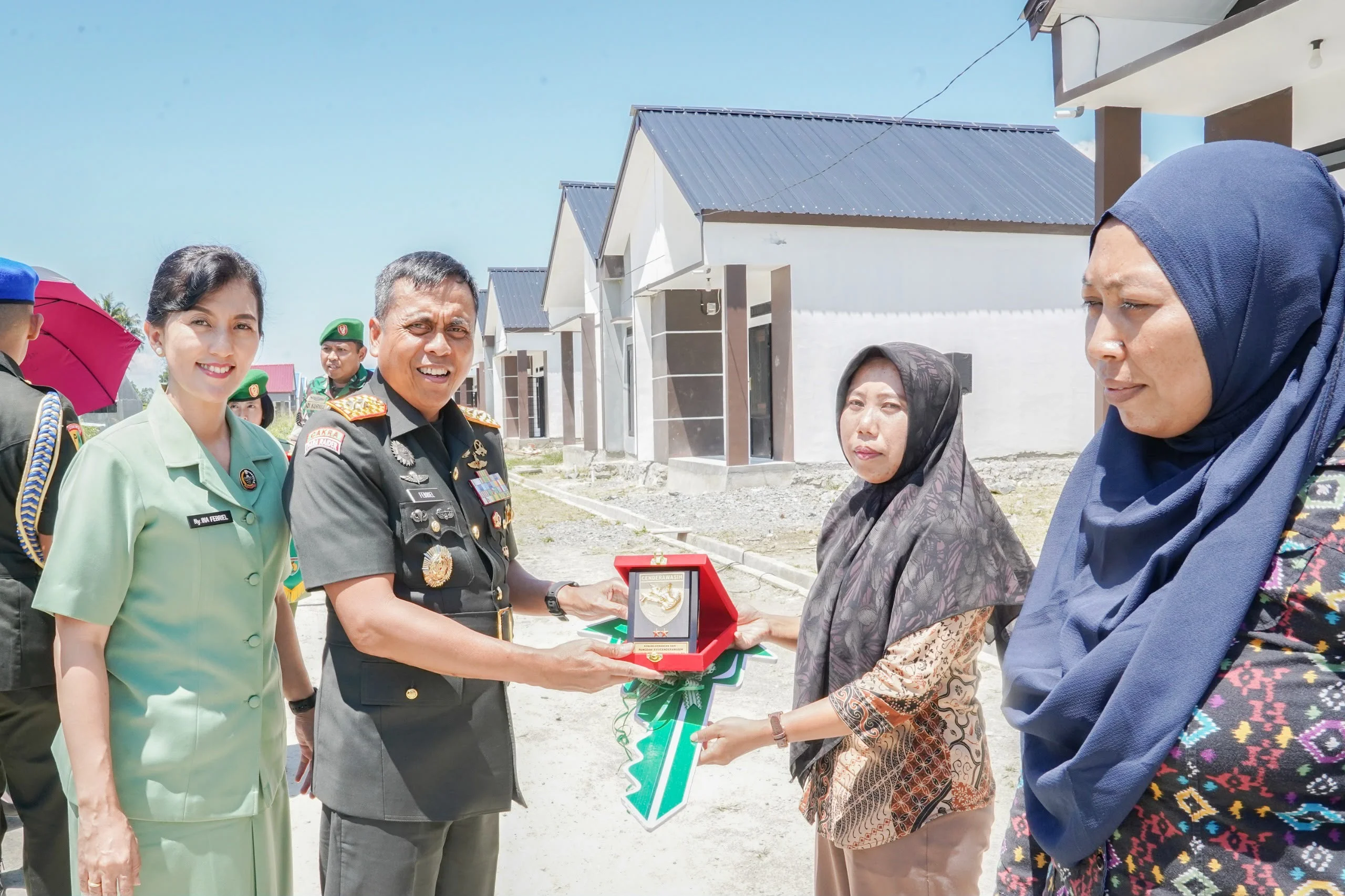 Pangdam Cenderawasih Serahkan Bantuan Dua Rumah dari Kasad kepada Ahli Waris Prajurit Gugur