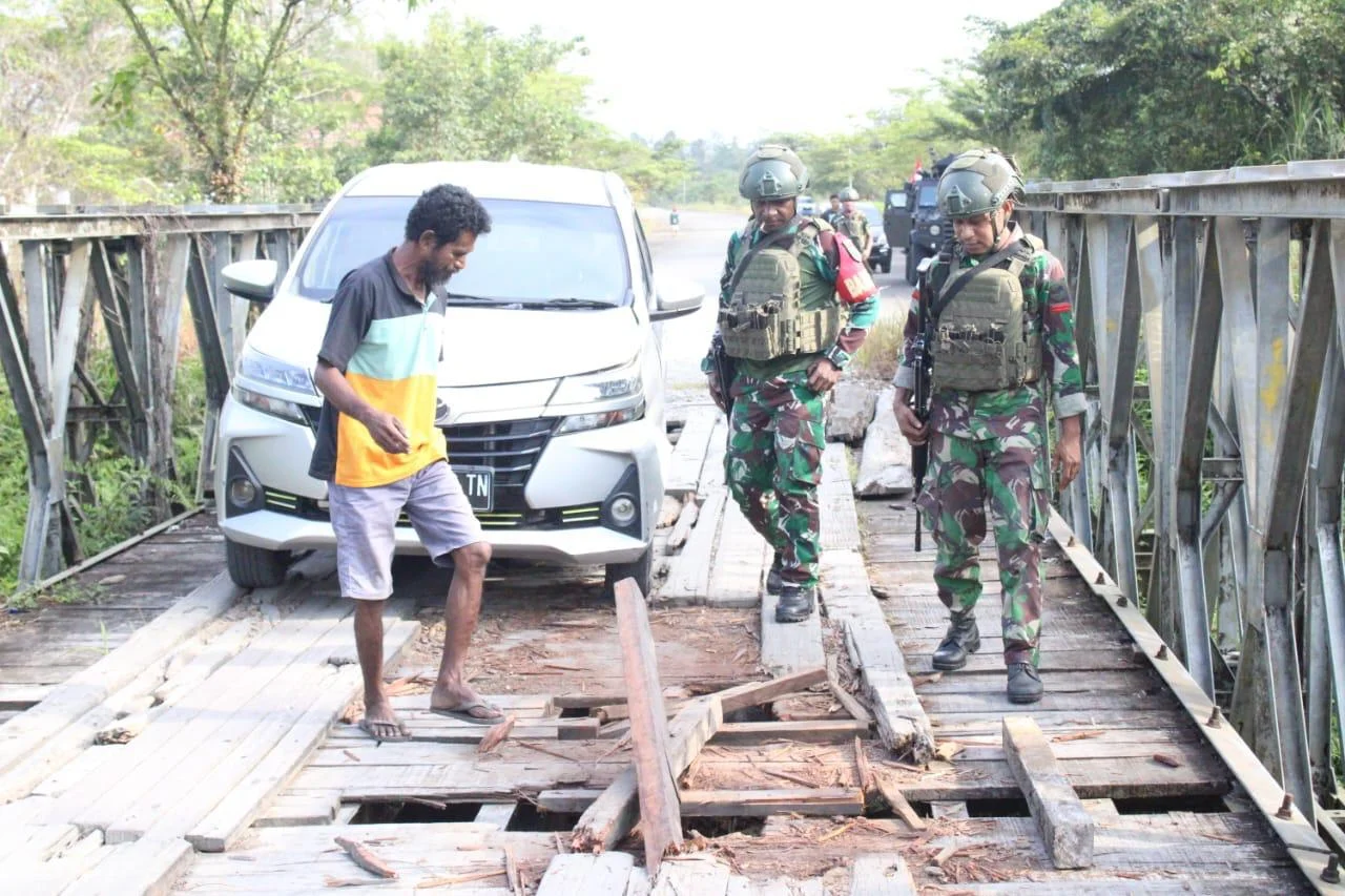 Sinergi TNI-Polri dan Masyarakat Perbaiki Jembatan Vital Logpon-Dekai Sambut HUT ke-81 TNI